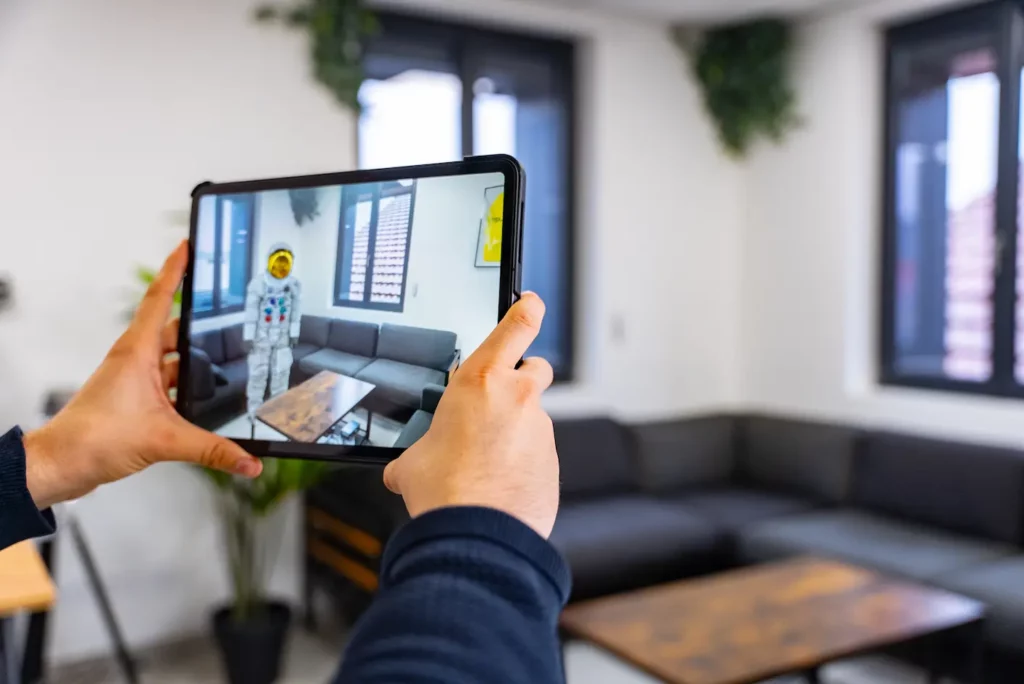 Agence de développement d'application de réalité augmentée - Giani avec un iPad - Logia