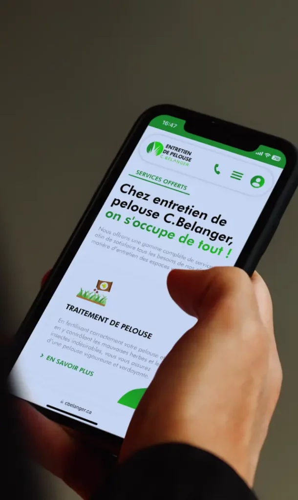 Création de site internet - Téléphone qui affiche le site Cbélanger - Logia