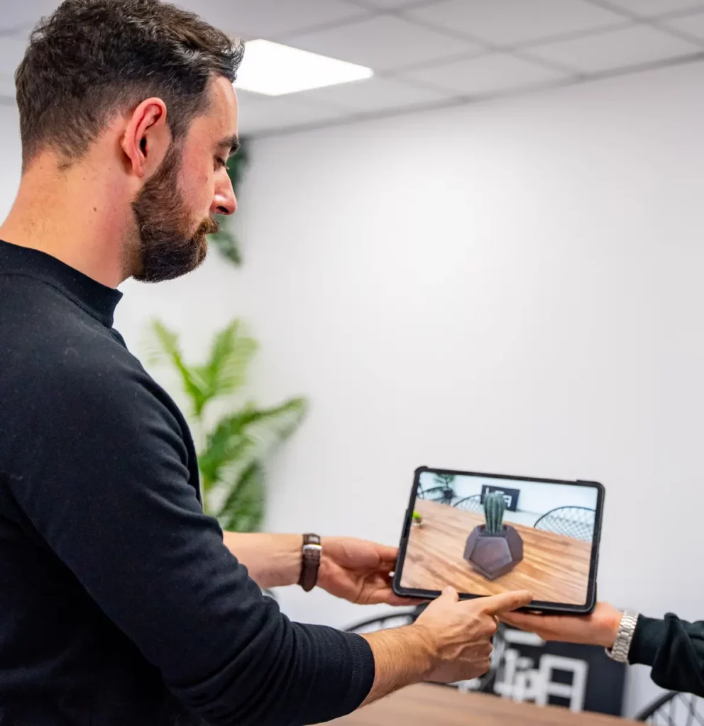 Innovation - Dylan avec un iPad projetant un Cactus - Logia