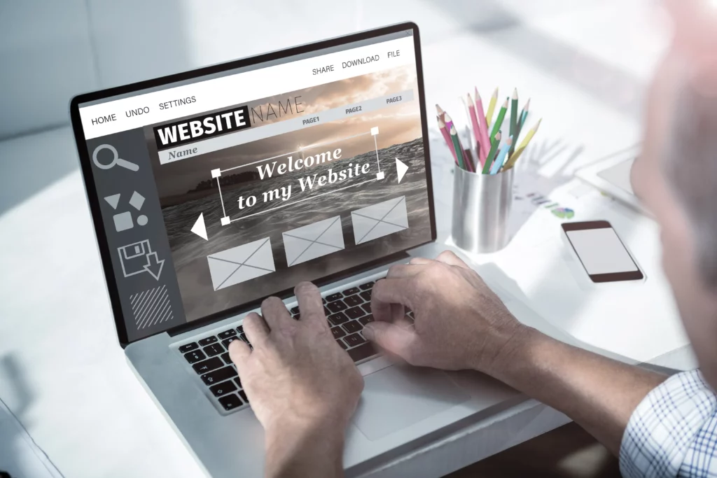 homme qui fait un site e-commerce soit même